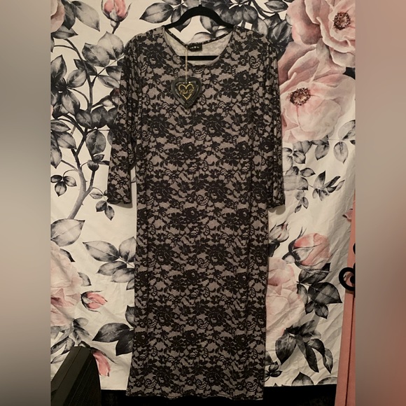 Black Lace Curvy Dress - Picture 6 of 11